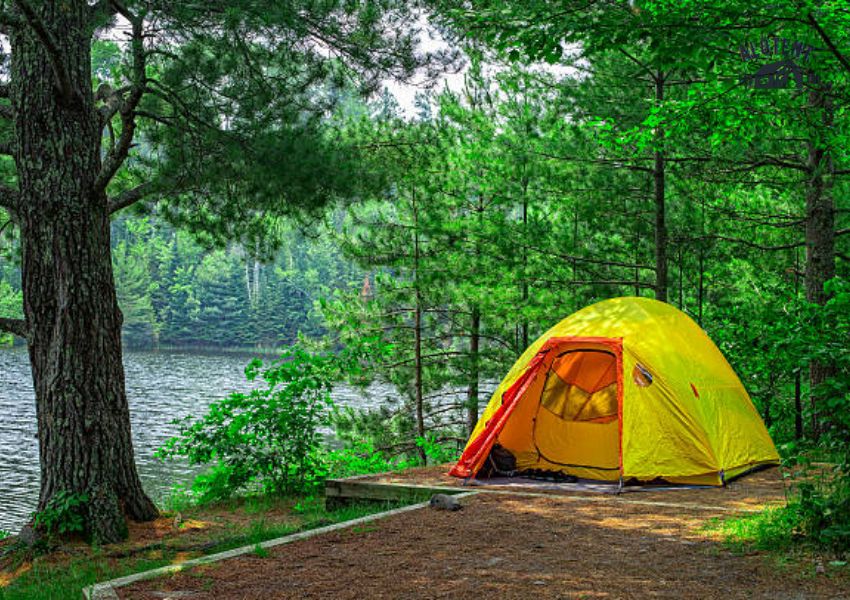 Cắm trại gần hồ