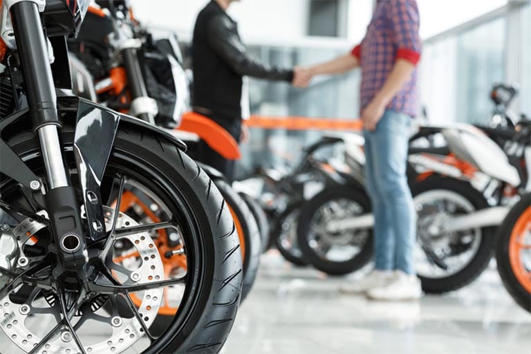 Tham khảo review trên mạng về cửa hàng dự định thuê xe gắn máy để biết thêm thông tin